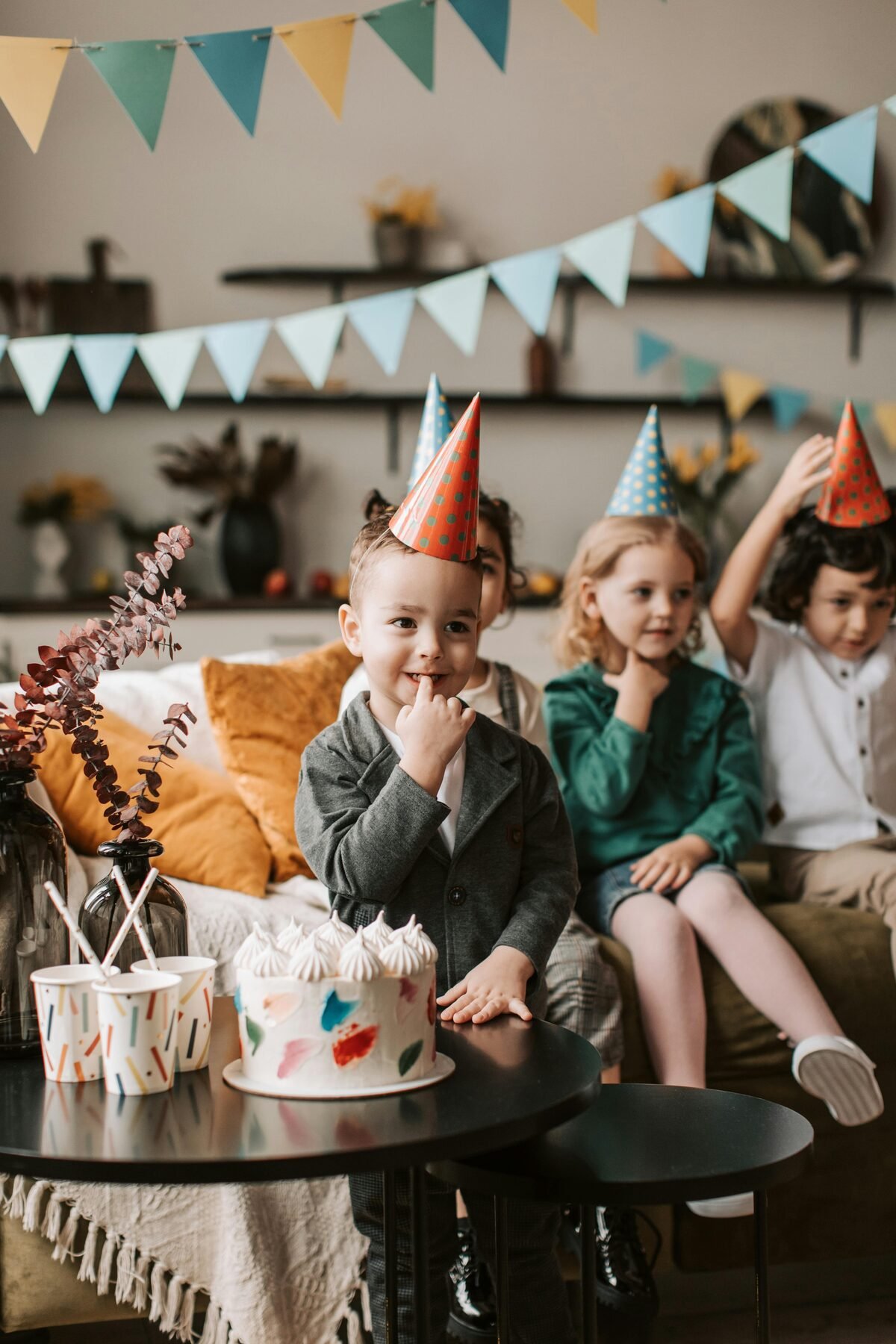 Criança feliz em festa de aniversário